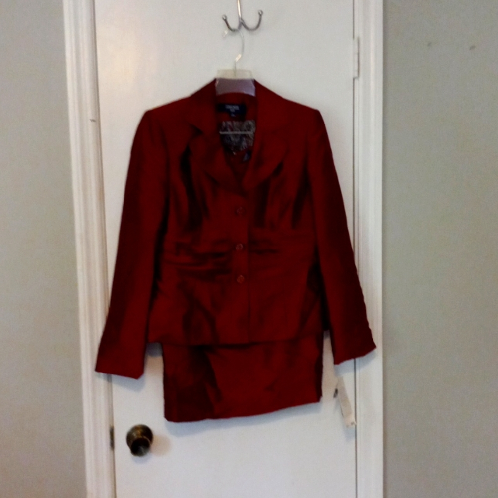 Women's size 6 Jones wear suit never worn still has tags on it